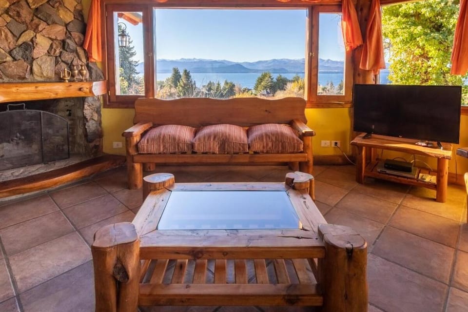 Communal lounge/ TV room, Day, TV and multimedia, Living room, Seating area, Lake view, Mountain view