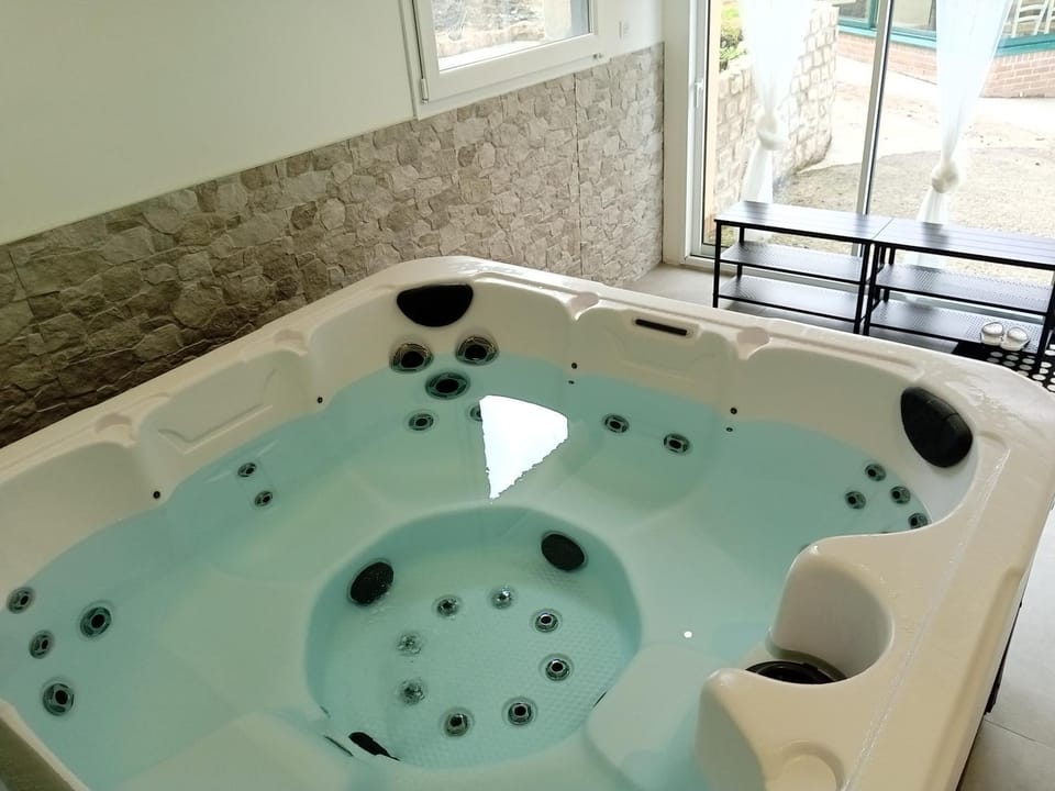 Hot Tub, Hot Tub
