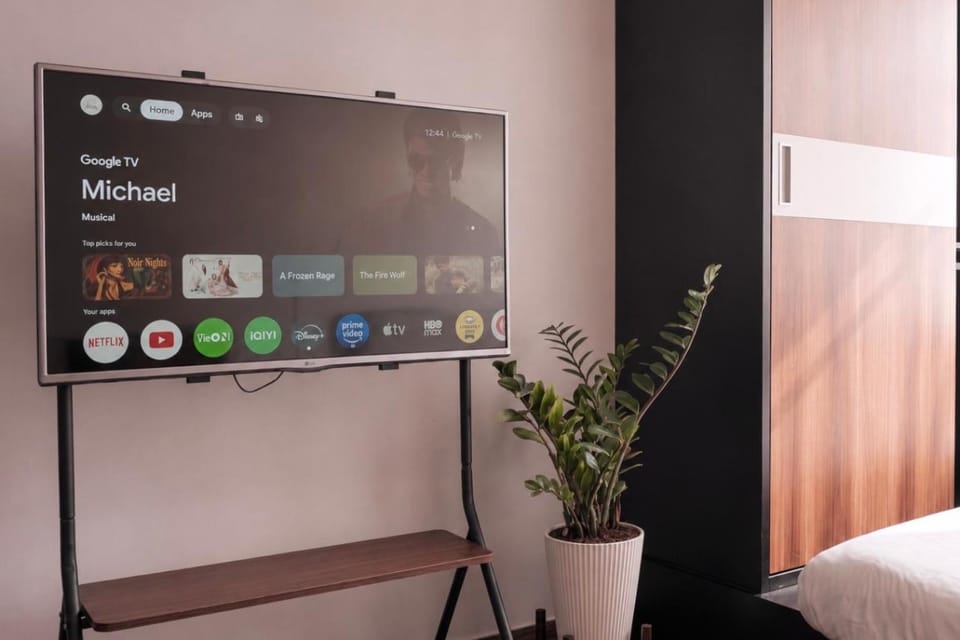 Bed, TV and multimedia, Photo of the whole room, Bedroom