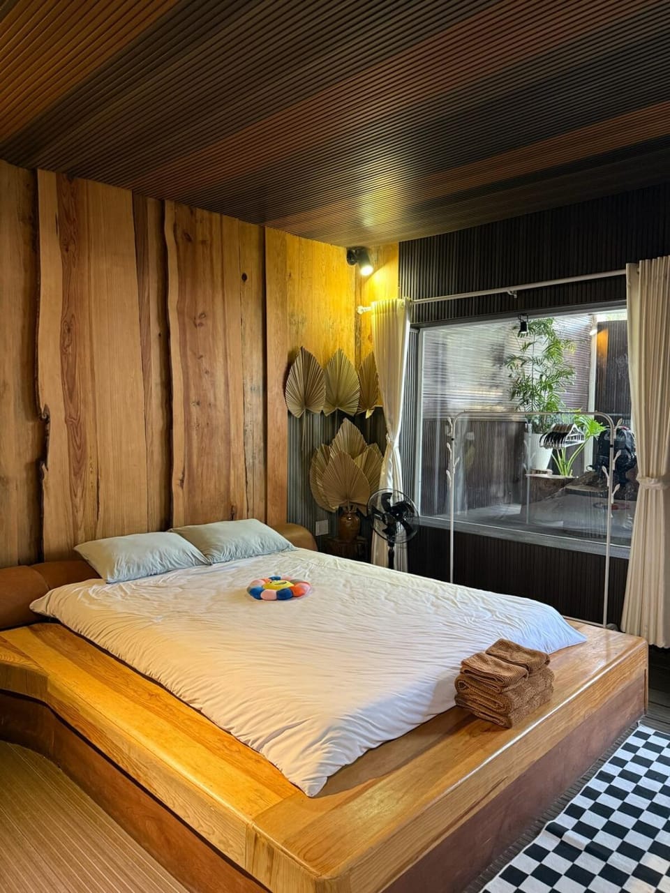 Bed, Bedroom, towels
