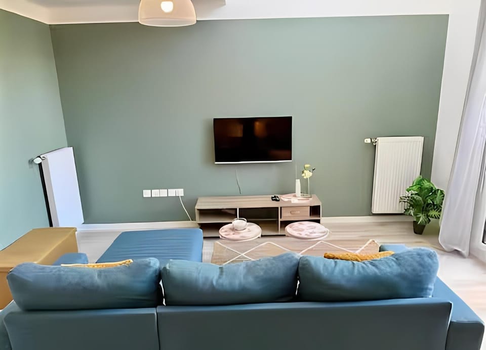 TV and multimedia, Living room, Seating area, Evening entertainment