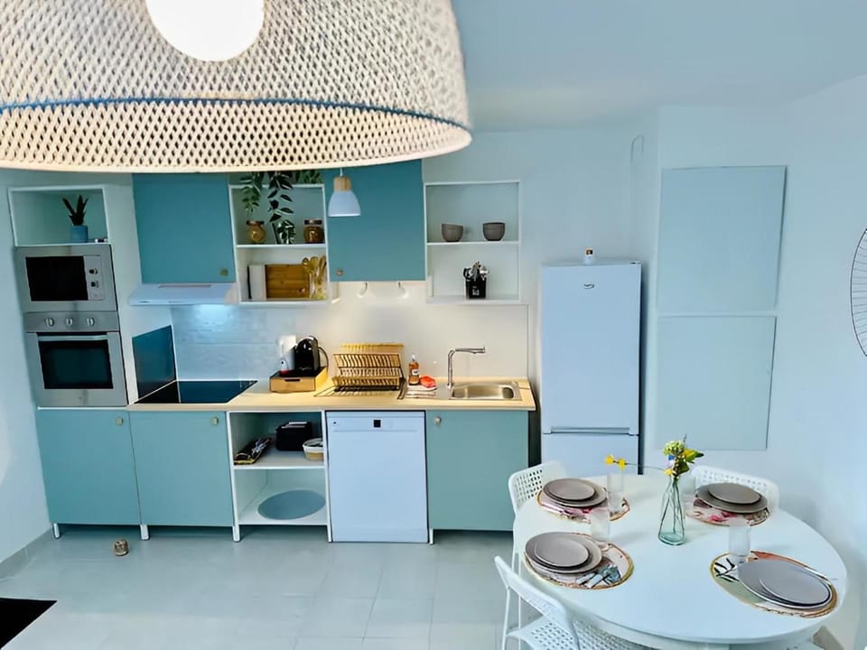 Kitchen or kitchenette, Dining area, dishwasher, oven, pet friendly, stove, toaster