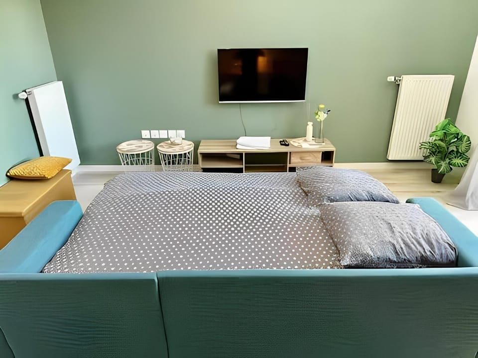 Bed, Living room, Seating area, Evening entertainment