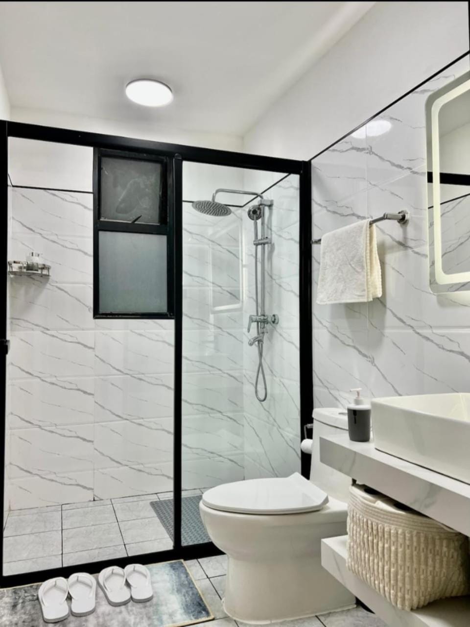 Shower, Toilet, Bathroom, Bath, towels