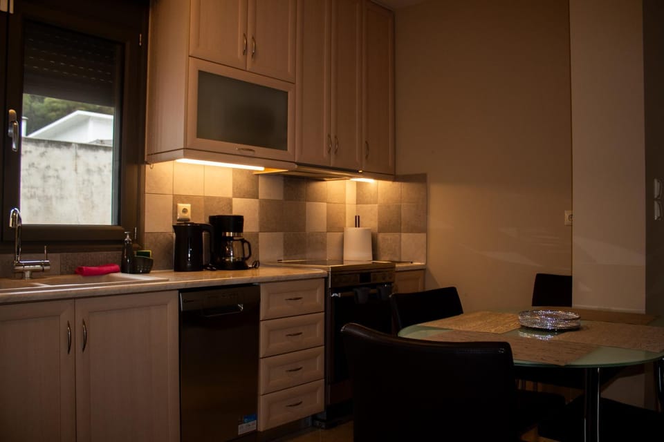 Coffee/tea facilities, Kitchen or kitchenette, Dining area, dishwasher, oven, stove