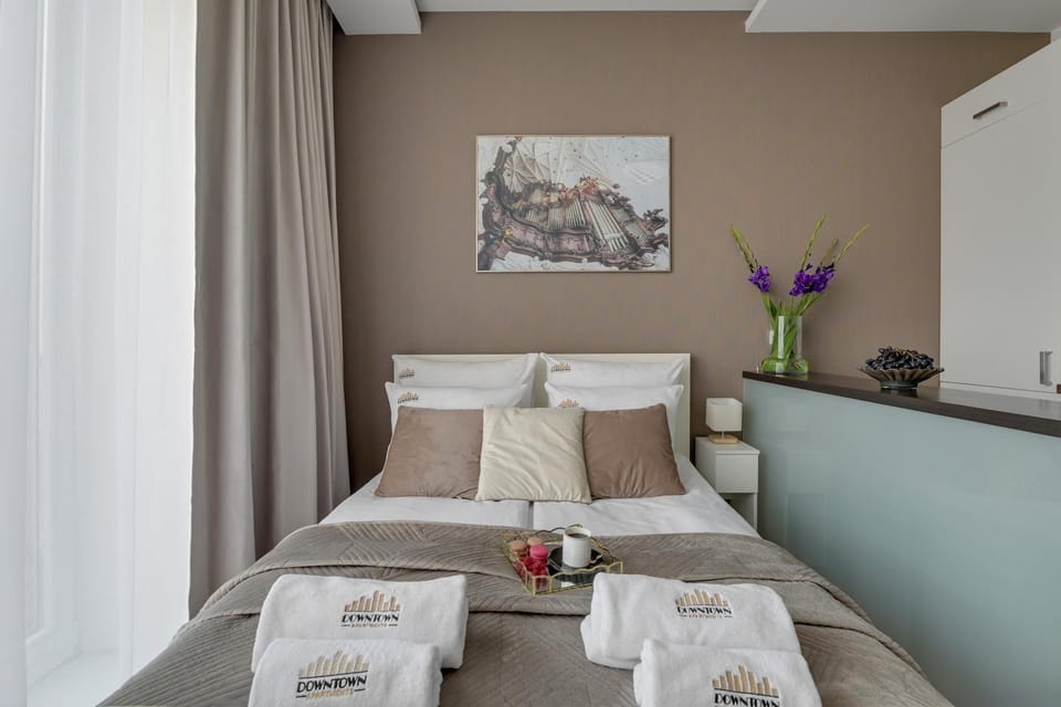 Bed, Seating area, towels