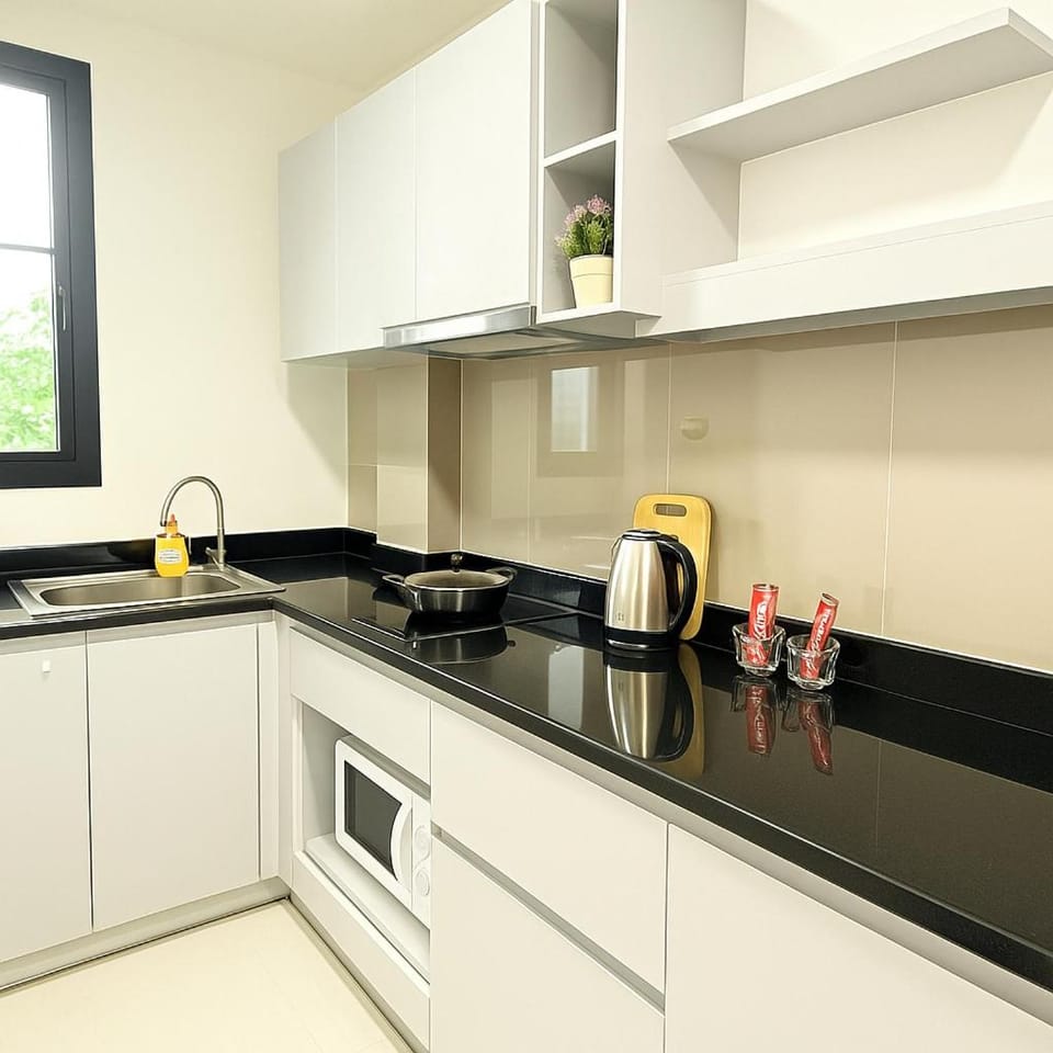 Coffee/tea facilities, Kitchen or kitchenette, stove
