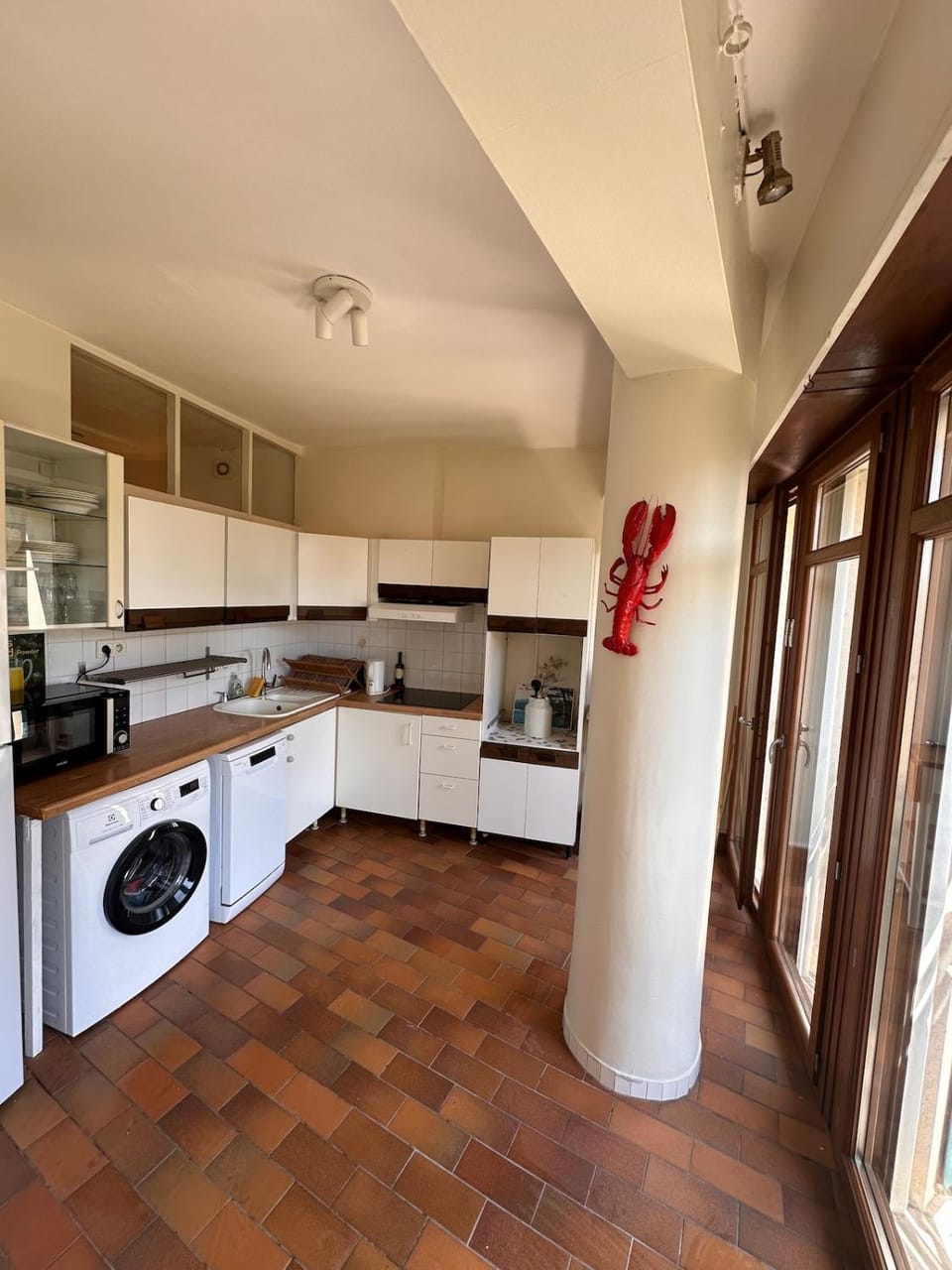 Kitchen or kitchenette, dishwasher, stove, washing machine