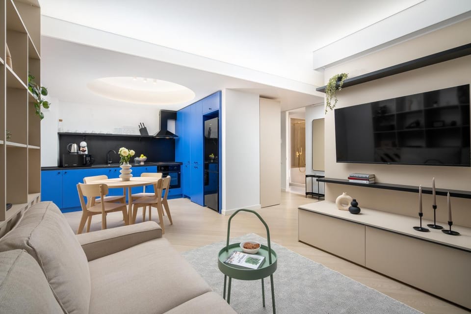 TV and multimedia, Kitchen or kitchenette, Living room, Seating area, Dining area