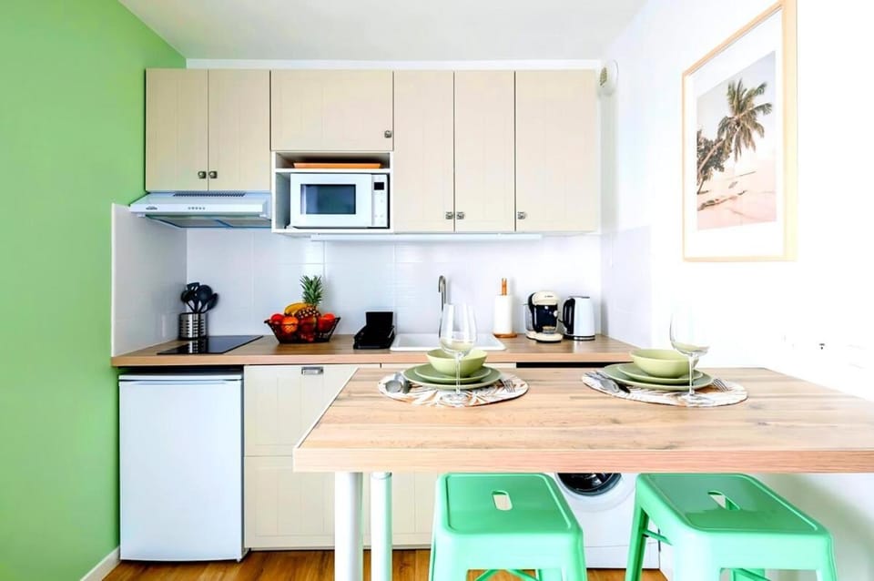 Coffee/tea facilities, Kitchen or kitchenette, Dining area, stove