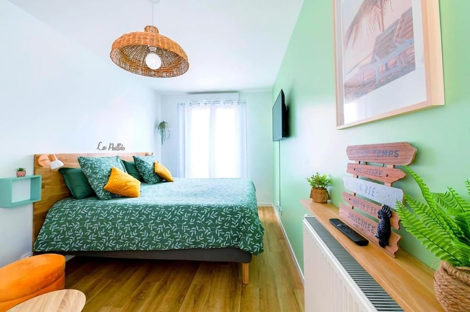 Bed, TV and multimedia, Photo of the whole room, Bedroom