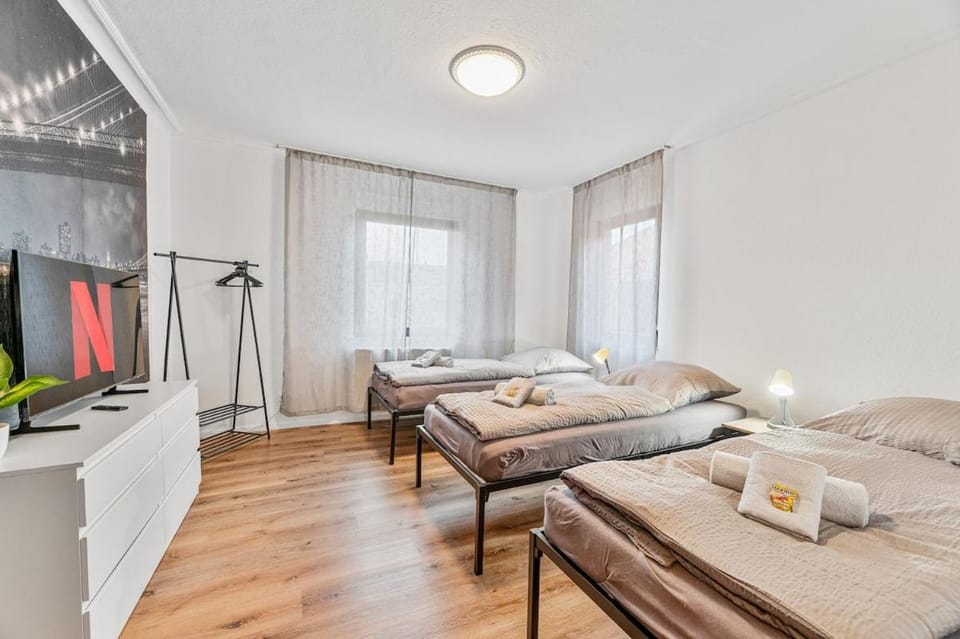 Bed, TV and multimedia, Photo of the whole room, Bedroom, towels