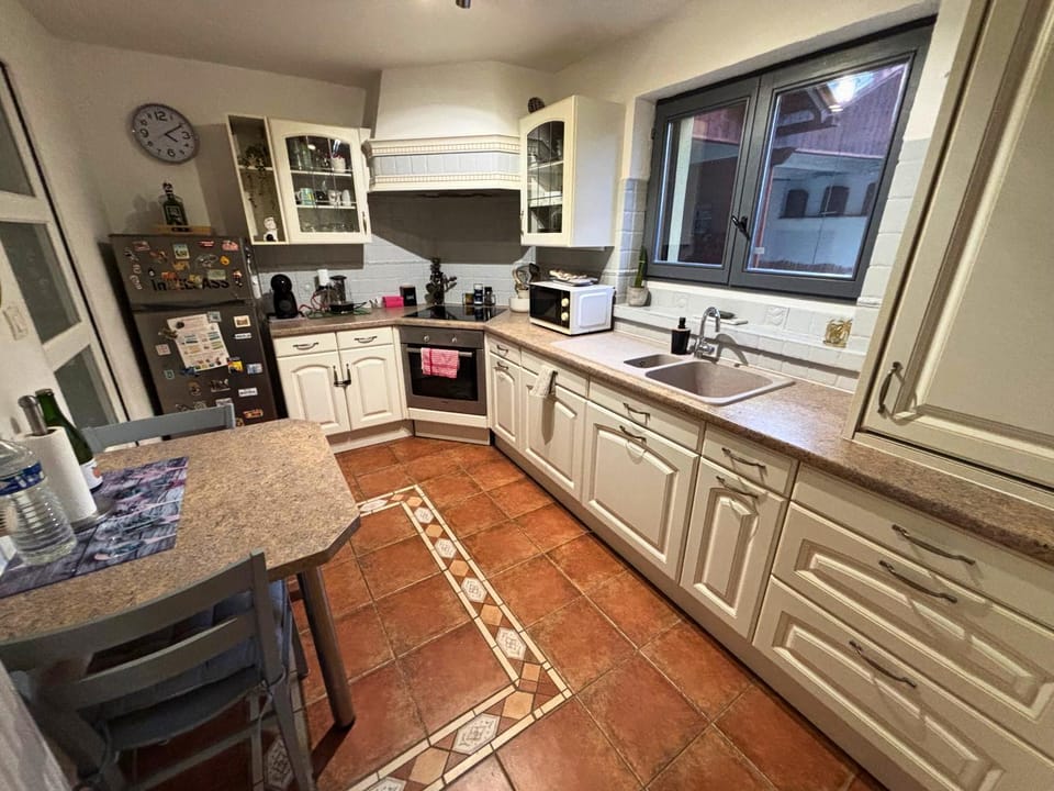 Coffee/tea facilities, Kitchen or kitchenette, Dining area, oven, toaster