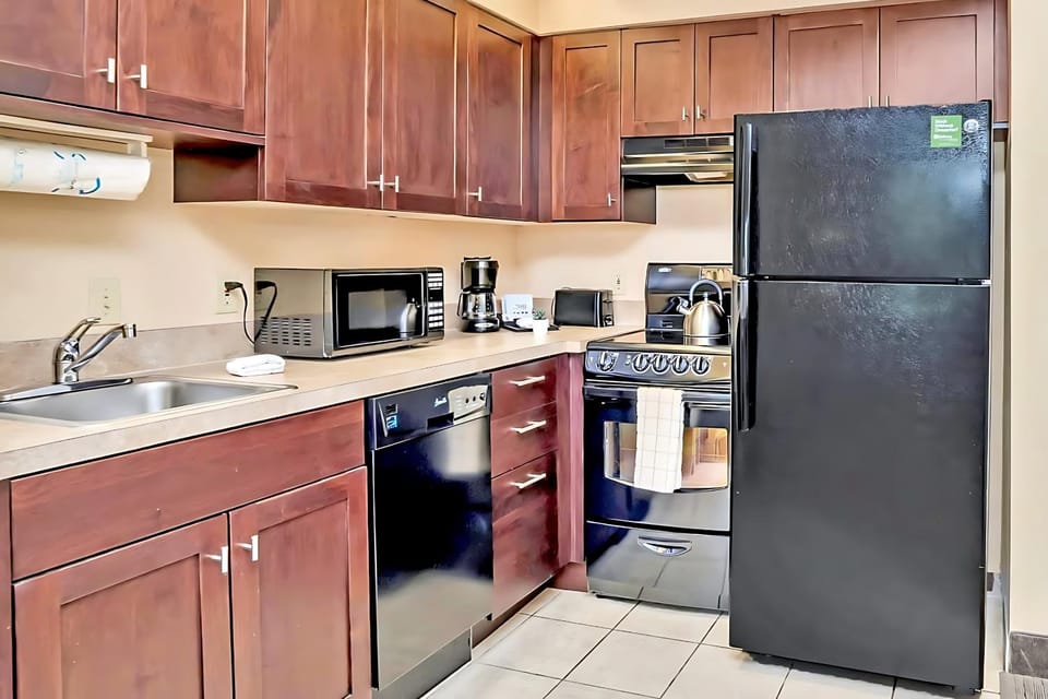 Coffee/tea facilities, dishwasher, microwave, oven, stove, toaster, kitchen