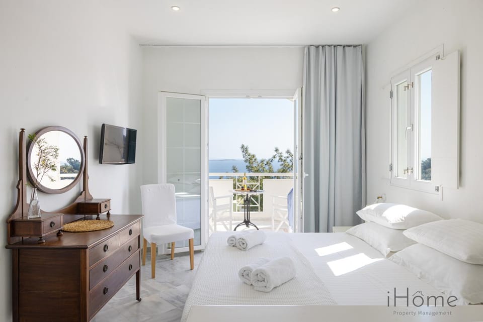 Bed, TV and multimedia, View (from property/room), Balcony/Terrace, Photo of the whole room, Bedroom