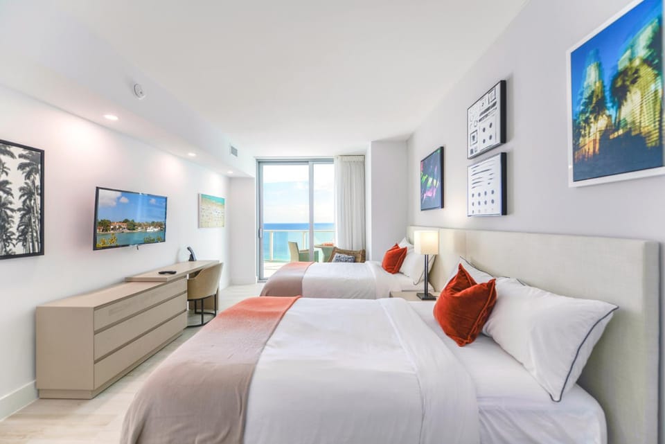 Bed, TV and multimedia, Seating area, Bedroom