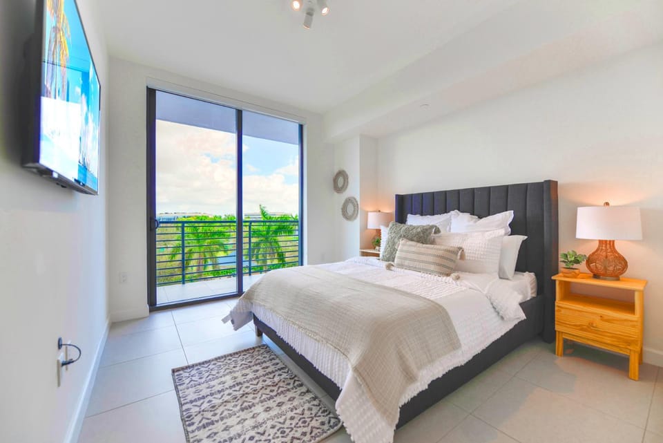 Bed, TV and multimedia, Bedroom