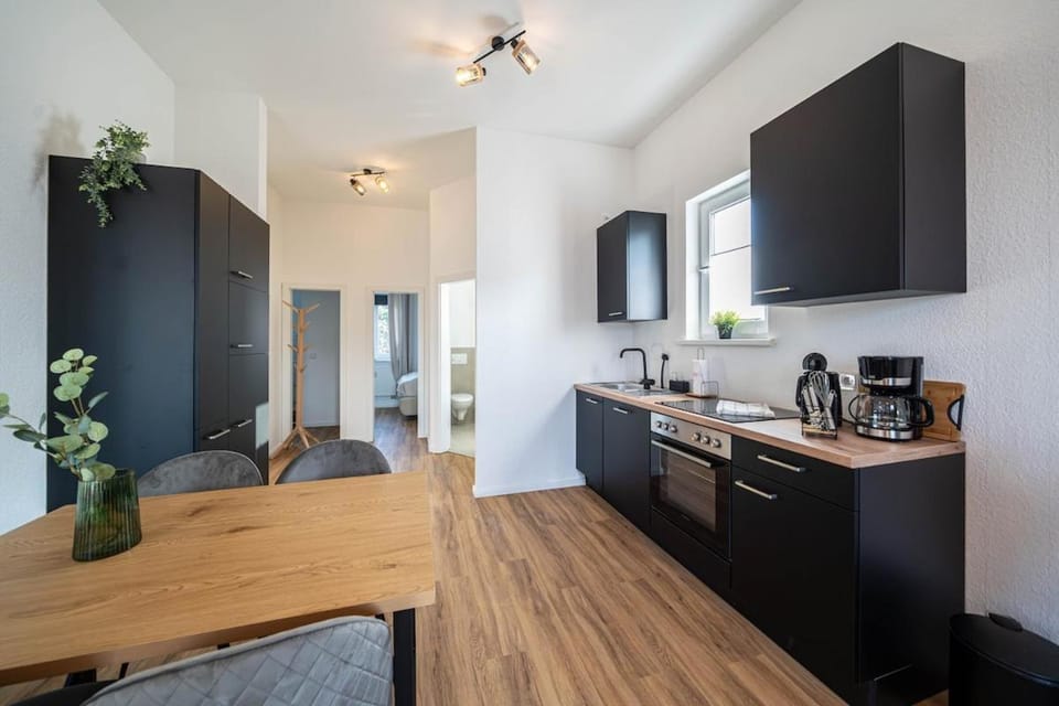 Coffee/tea facilities, Kitchen or kitchenette, Dining area, stove