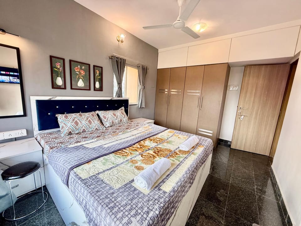 Bed, Bedroom, towels, wardrobe