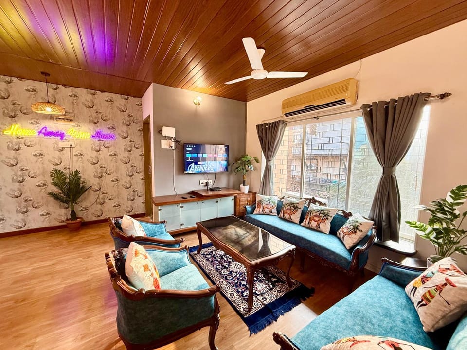 Communal lounge/ TV room, TV and multimedia, Living room, Seating area, Evening entertainment