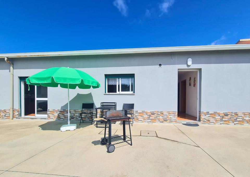 Property building, Patio, Dining area, sunbed