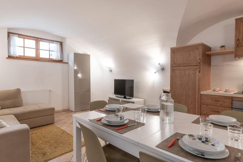 Day, TV and multimedia, Kitchen or kitchenette, Living room, Dining area