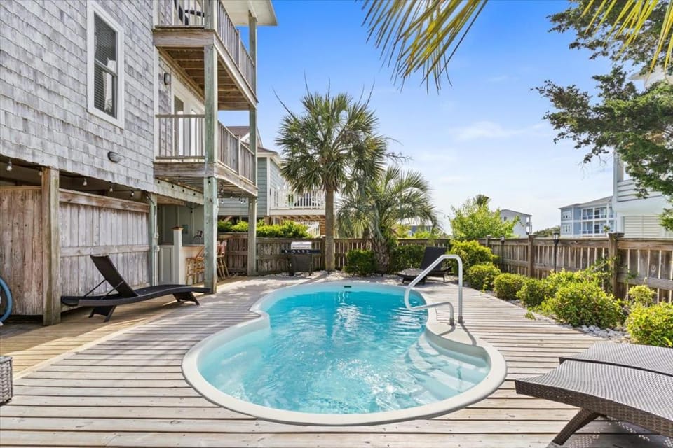 Ocean Views I Sleeps 12 I Walk to Beach I Pool House in Ocean Isle Beach