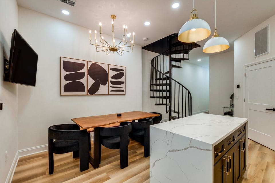 1 Mi to Dtwn: Hot Tub Haven in Richmond! House in Church Hill