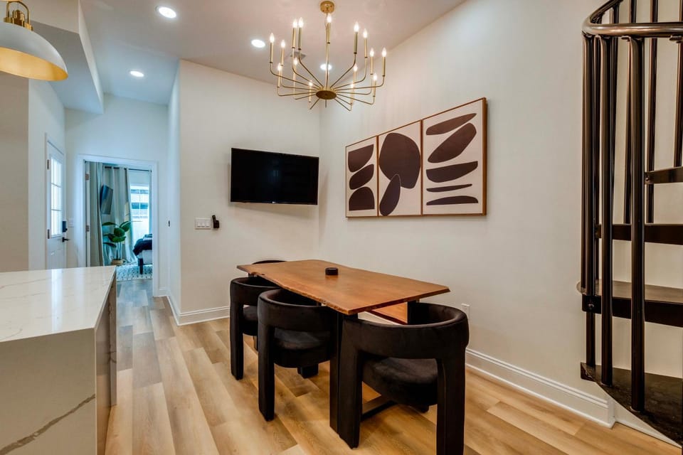 1 Mi to Dtwn: Hot Tub Haven in Richmond! House in Church Hill