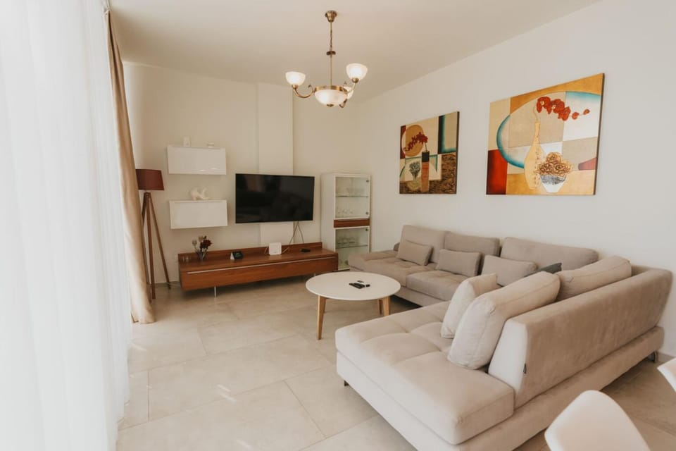 Communal lounge/ TV room, TV and multimedia, Living room, Seating area, Evening entertainment
