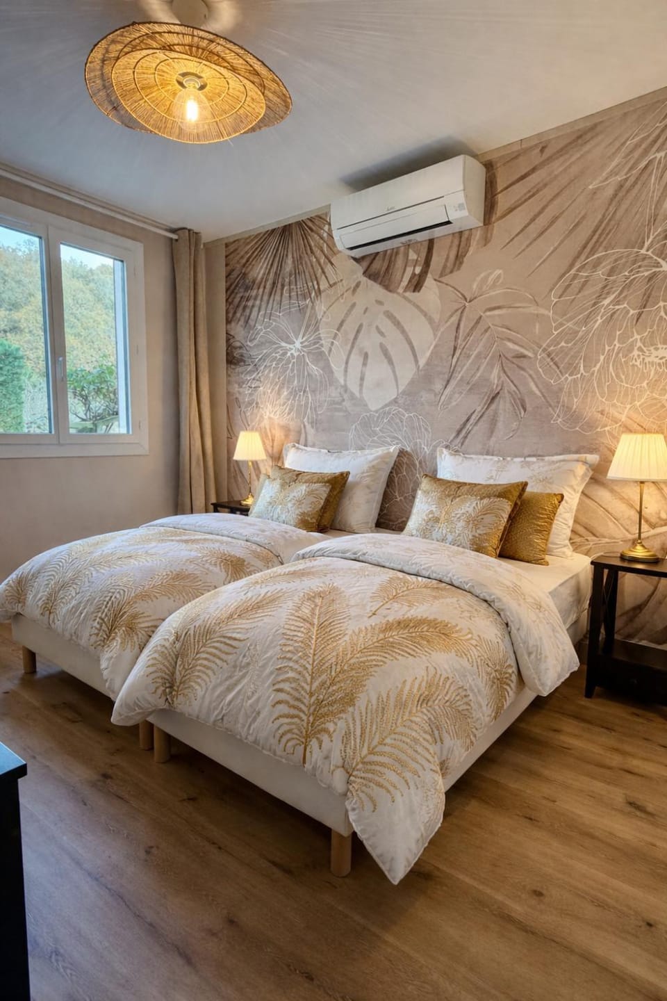 Photo of the whole room, Bedroom