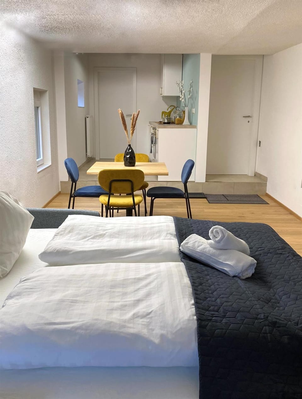 Bed, Living room, Photo of the whole room, Seating area