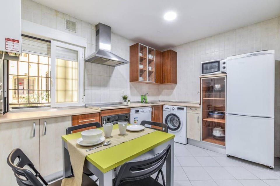 Kitchen or kitchenette, Dining area, oven, stove, washing machine