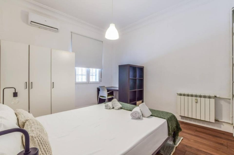 Bed, Photo of the whole room, Bedroom, air conditioner