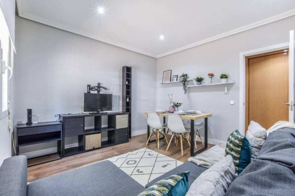 Bed, TV and multimedia, Living room, Photo of the whole room, Dining area, Bedroom