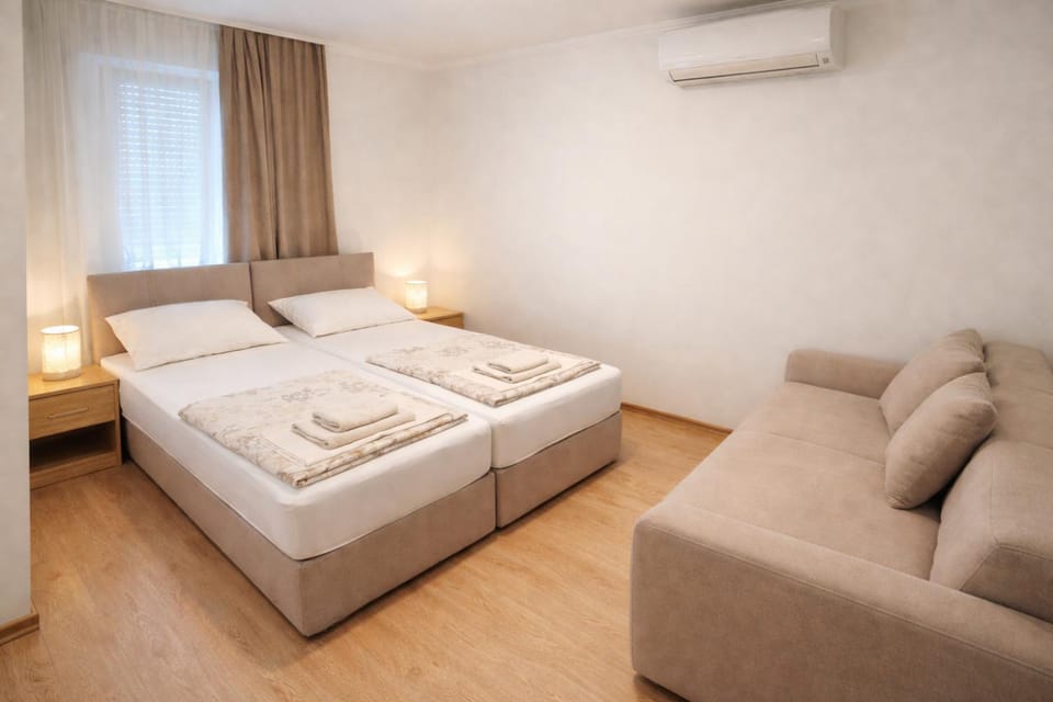 Bed, Seating area, air conditioner
