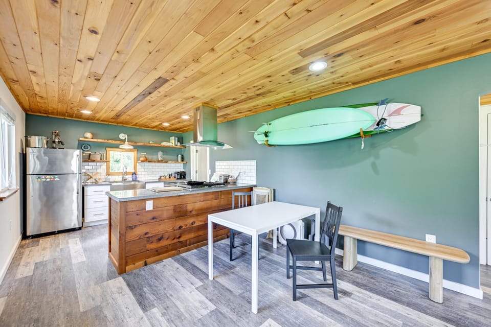 Walk to Beach: Creek-Front Sekiu Home w/ Fire Pit! House in Vancouver Island