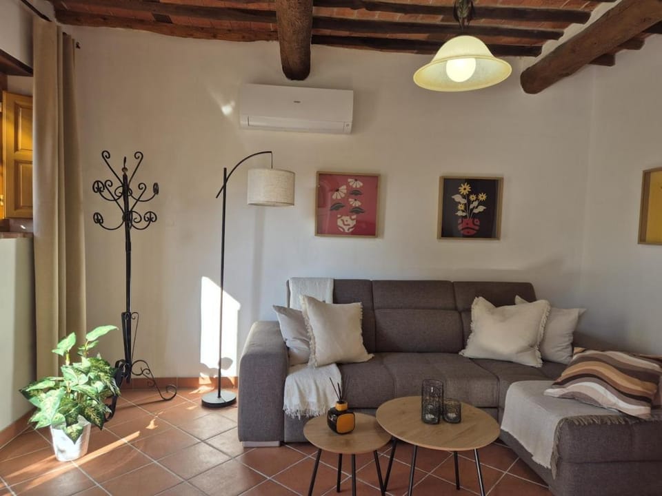 Bed, Living room, air conditioner