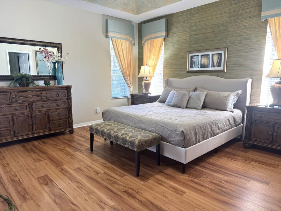 645-Stunning Pool and Spa at this Immaculate Single Story 5 Bedroom Home with No Rear Neighbors Villa in Loughman
