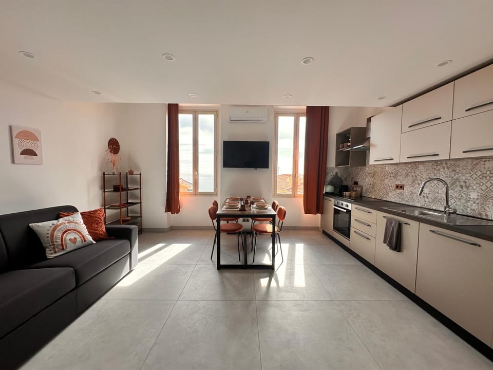 Communal lounge/ TV room, TV and multimedia, Kitchen or kitchenette, Living room, Seating area, Dining area, Evening entertainment, dishwasher, oven, stove