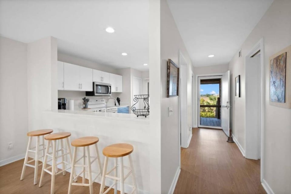 Kitchen or kitchenette, Dining area, oven, stove, toaster