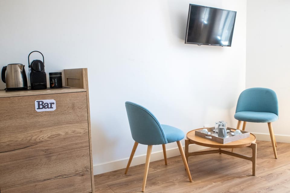 TV and multimedia, Coffee/tea facilities, Dining area
