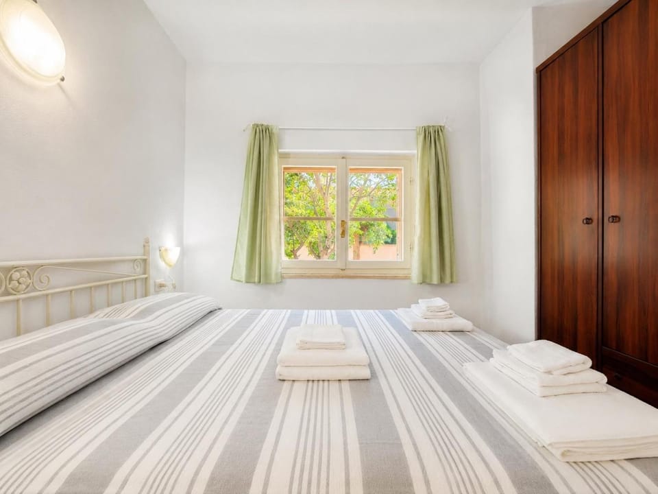 Mirto Beachside Apartment - 2BR - Wi-Fi - AC - 100m from the Beach - BBQ - Parking House in Sardinia