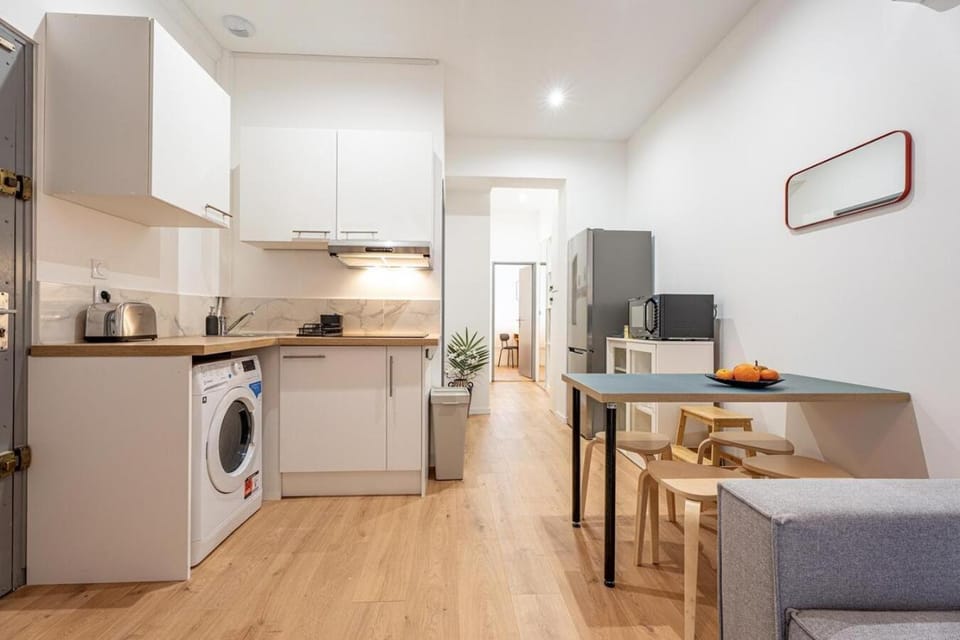 Coffee/tea facilities, Kitchen or kitchenette, Dining area, pet friendly, storage, stove, toaster, washing machine, dryer