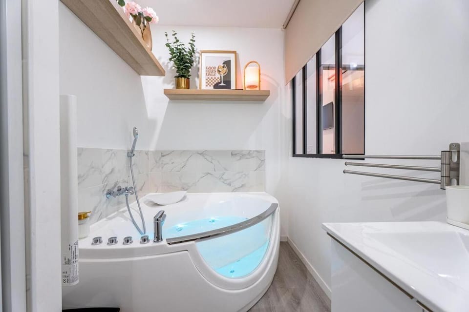 Hot Tub, Hot Tub, Bathroom, Bath, towels