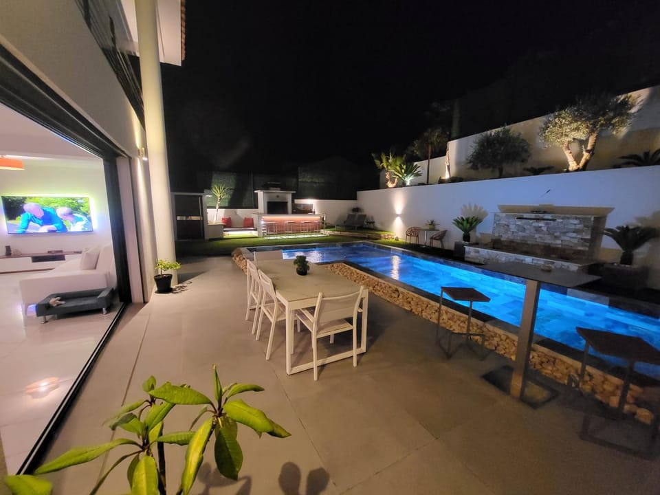 Sublime Villa Récente d'Architect T5 & Piscine & 5 pkg House in Cabriès