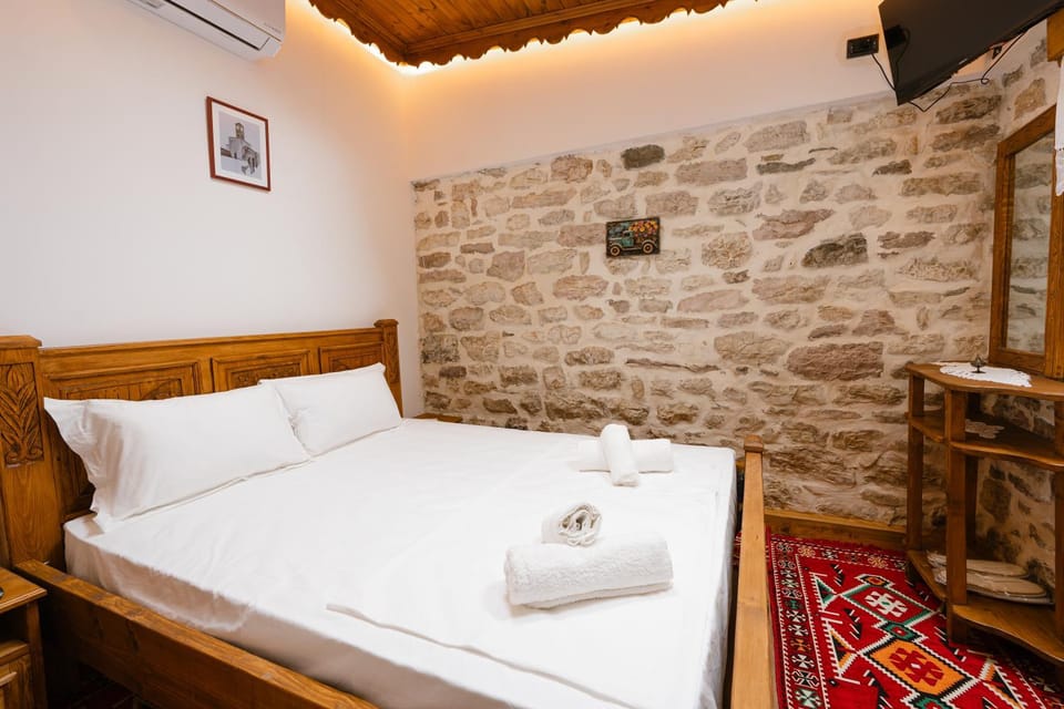 Bed, TV and multimedia, Photo of the whole room, Bedroom, towels, air conditioner