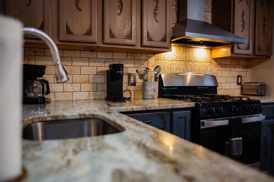 Coffee/tea facilities, Kitchen or kitchenette, stove, toaster