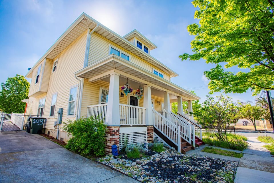 Property building, Patio, Facade/entrance, Garden, Parking