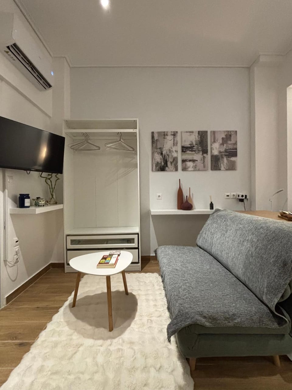 Elegant City Retreat Walk to Landmarks & Metro Apartment in Athens